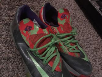 Selling kds they are wore out pretty bad but can be used as outside shoes.There a size 10.5