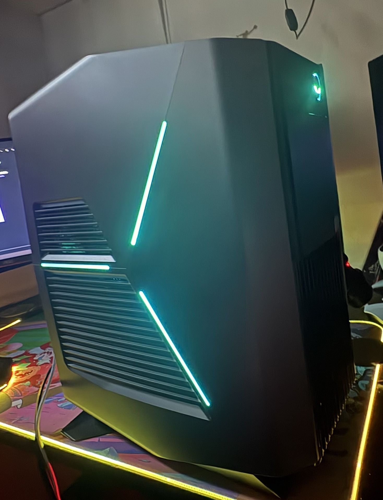 Alienware Aurora R7 (i5 8th Gen / RX 560X) - Priced to Sell!