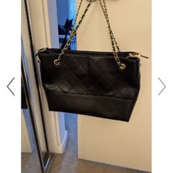 New Luxury 2025 handbag shoulder stitch bag LOOK  Has chain and strap in the middle , super roomy!   Comes with dust bag- purchased for my mom, but sh