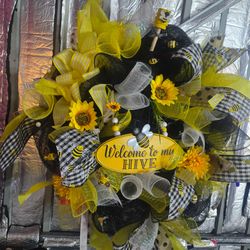 Door wteath  bumble bee 23" handmade