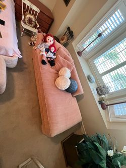 Pink couch great condition no stains