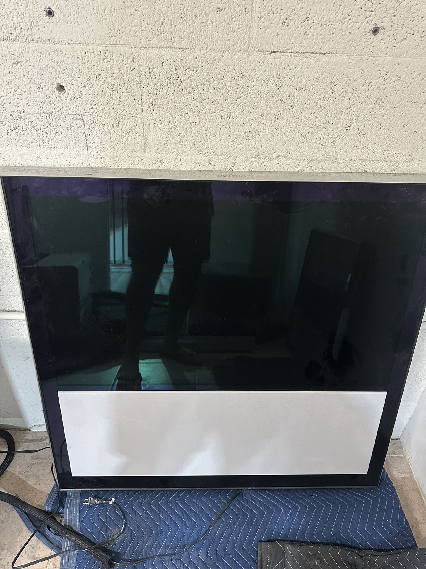 Bang Olufsen Beovision 10-40. W/ Remote/wall Bracket