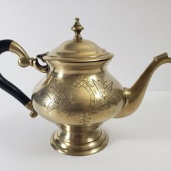 BEAUTIFUL AND GORGEOUS VINTAGE BRASS KETTLE  IN EXCELLENT CONDITION 👌 