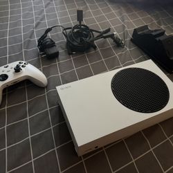 White Xbox One S with Controller & Rechargeable Battery Station