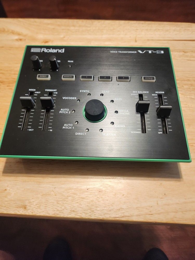 ROLAND VT-3 VOICE TRANSFORMER.
