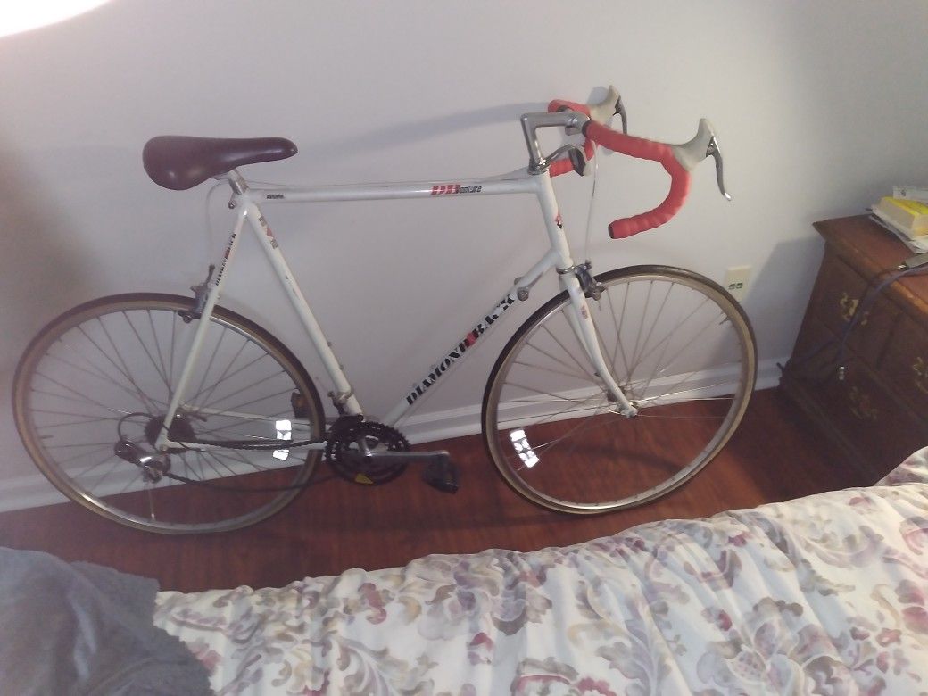 Diamondback Venture Mens 12 Speed Bike. Price Includes Helmut,tire Pump