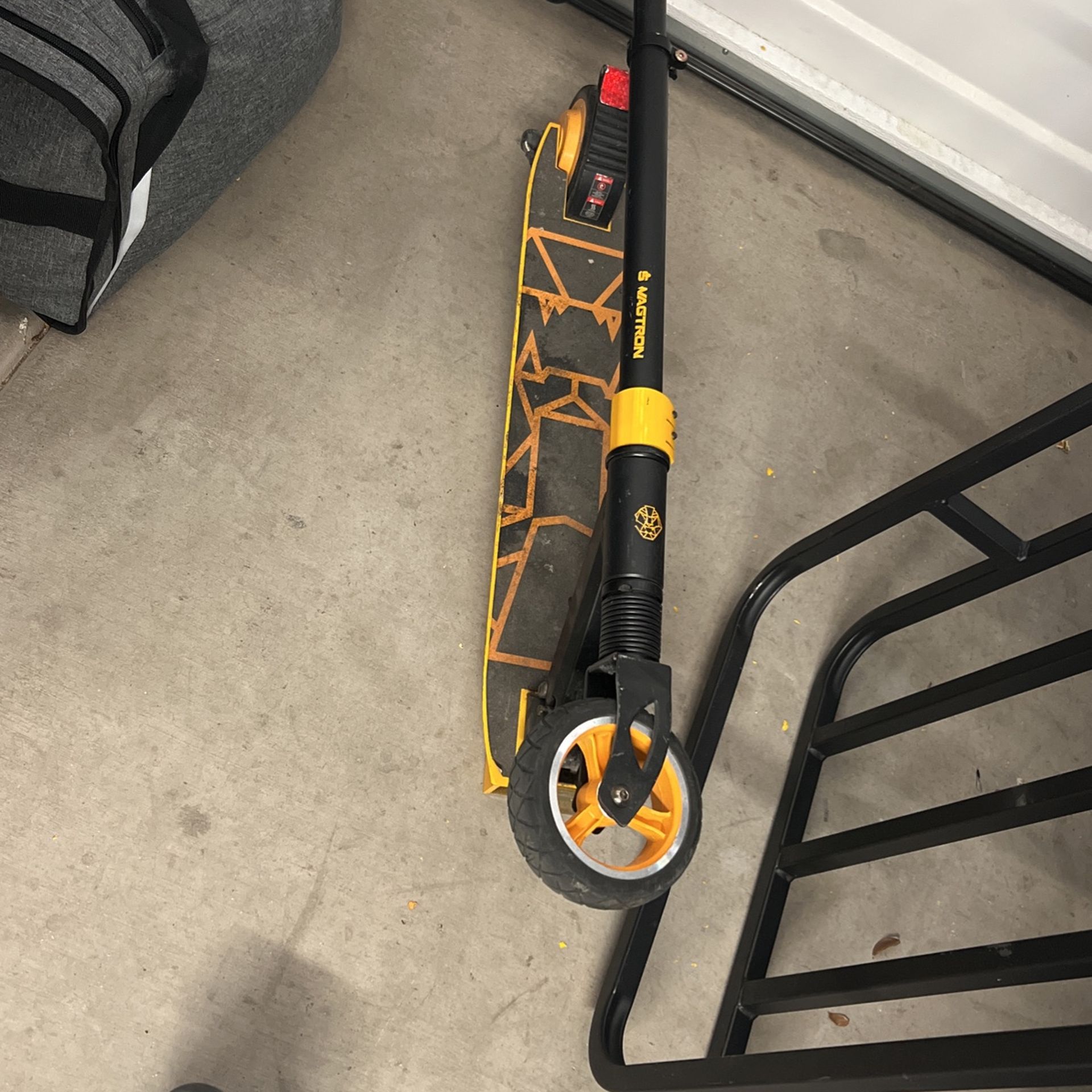 Swagtron SG-8 Swagger 8 Electric Folding Scooter