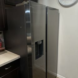 Samsung RS27T5200SR Stainless Steel Refrigerator – 27.4 cu ft – Ice & Water – Excellent Condition