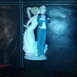  Lladro Figurine #5555, Let's Make Up by LLADRO