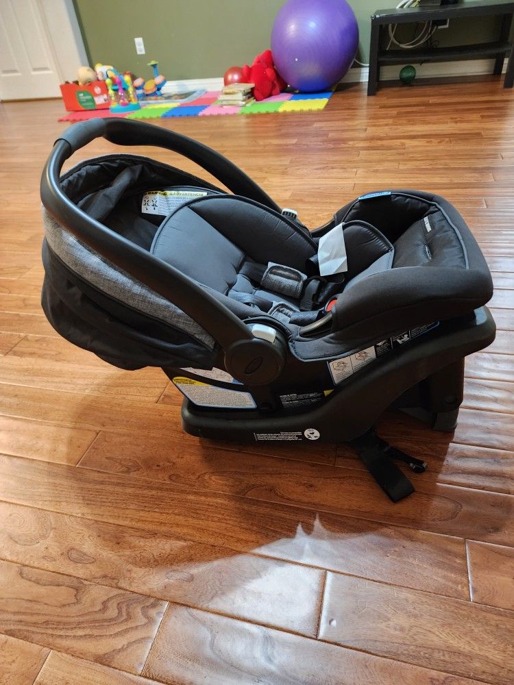 Graco Infant Car Seat - snugride 35 lite dlx - Very Lightly Used