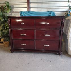 🔴 Amazing Precious Solid Wood Dresser In Great Shape And Condition 🔴