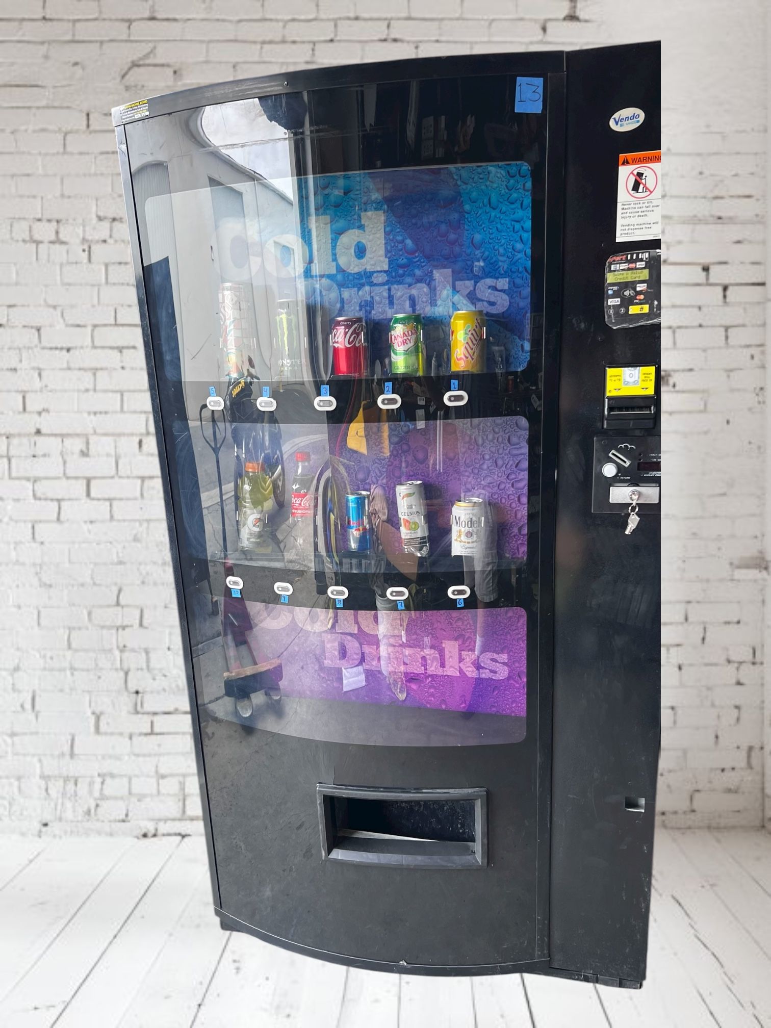 SODA VENDING MACHINE. LIVE DISPLAY