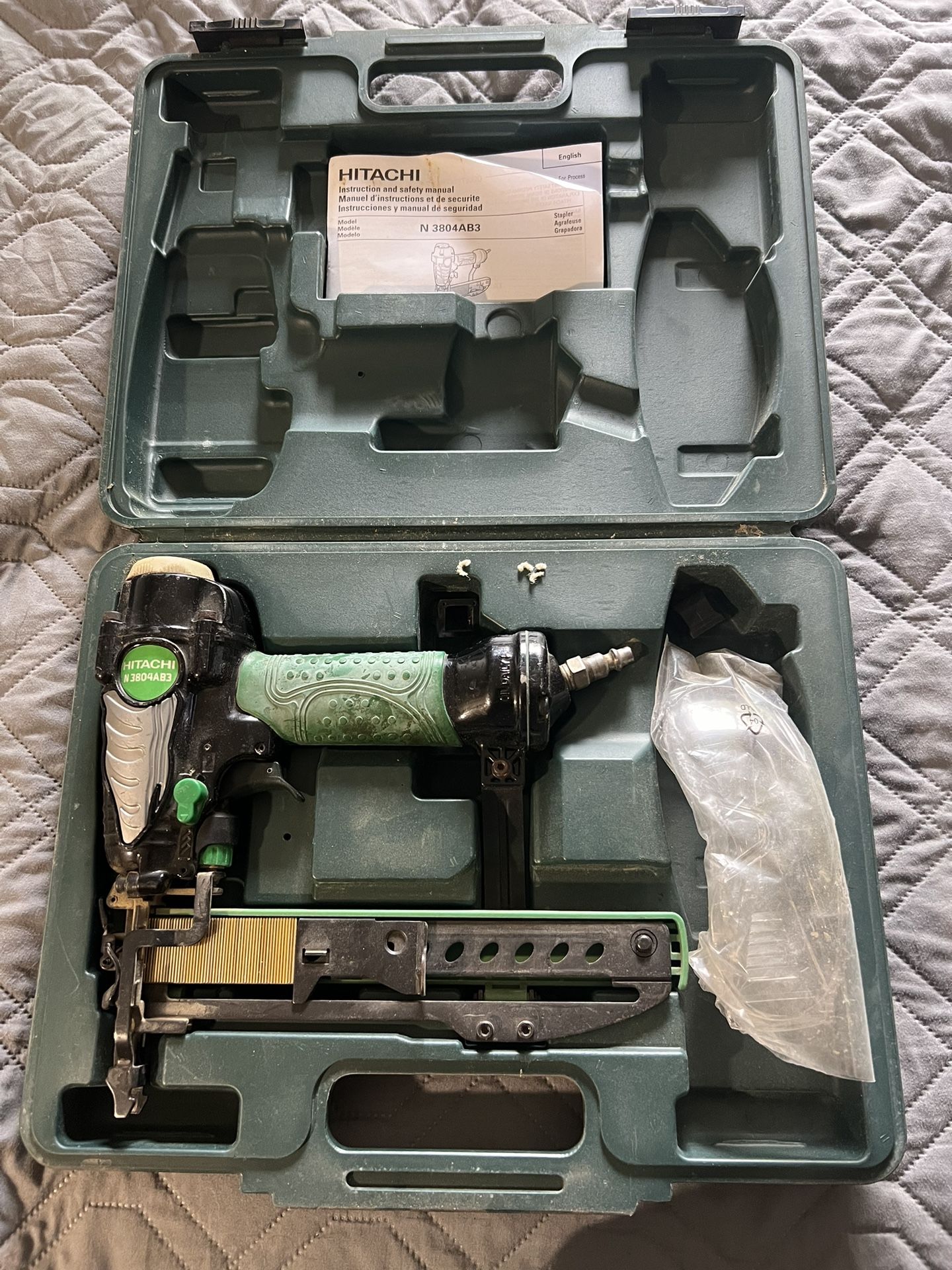 Hitachi Pneumatic 18 Gauge Narrow Crown Staple Gun With Underlayment Staples