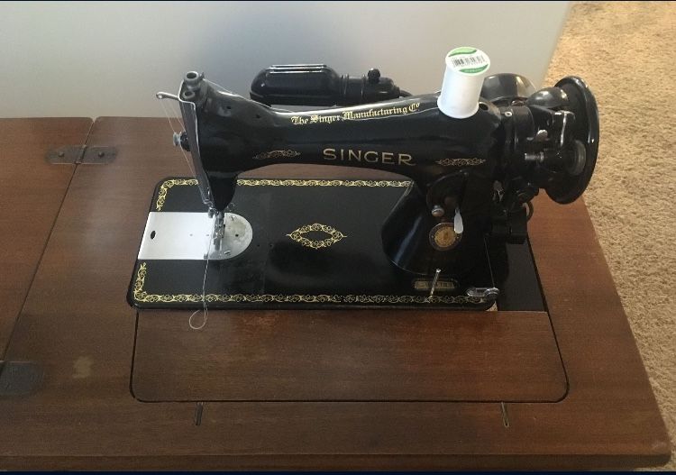 Vintage Singer Sewing Machine w/Cabinet