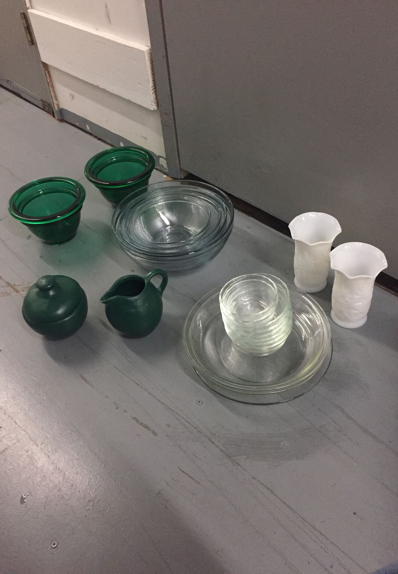 decorative kitchen glass and pyrex bowls