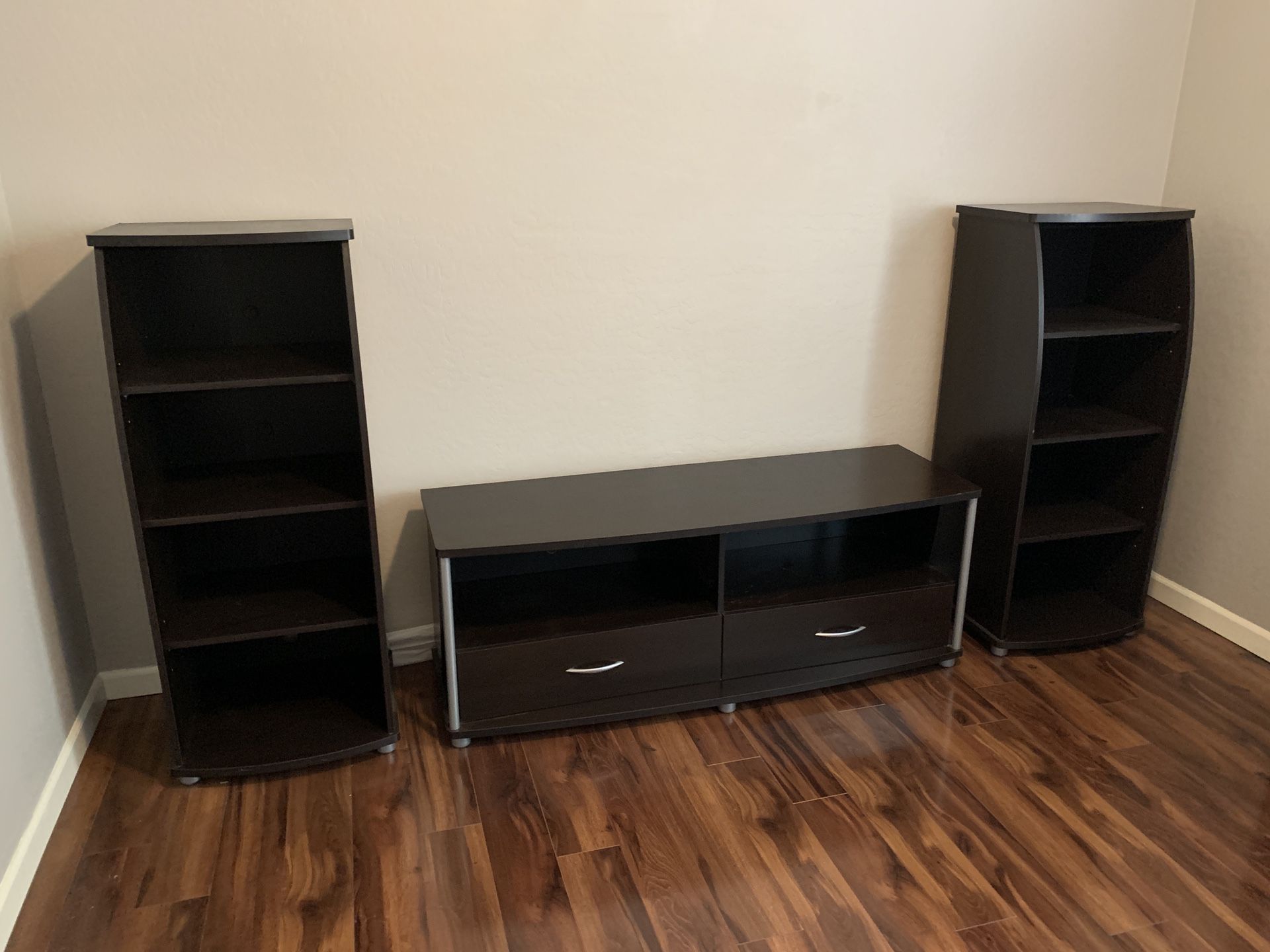 Priced to Sell Today!!! TV Stand and bookshelf set, living room set