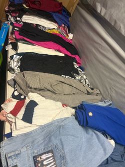 ropa Nueva con etiquetas de Ross, Target, Walmart y Macy’s,