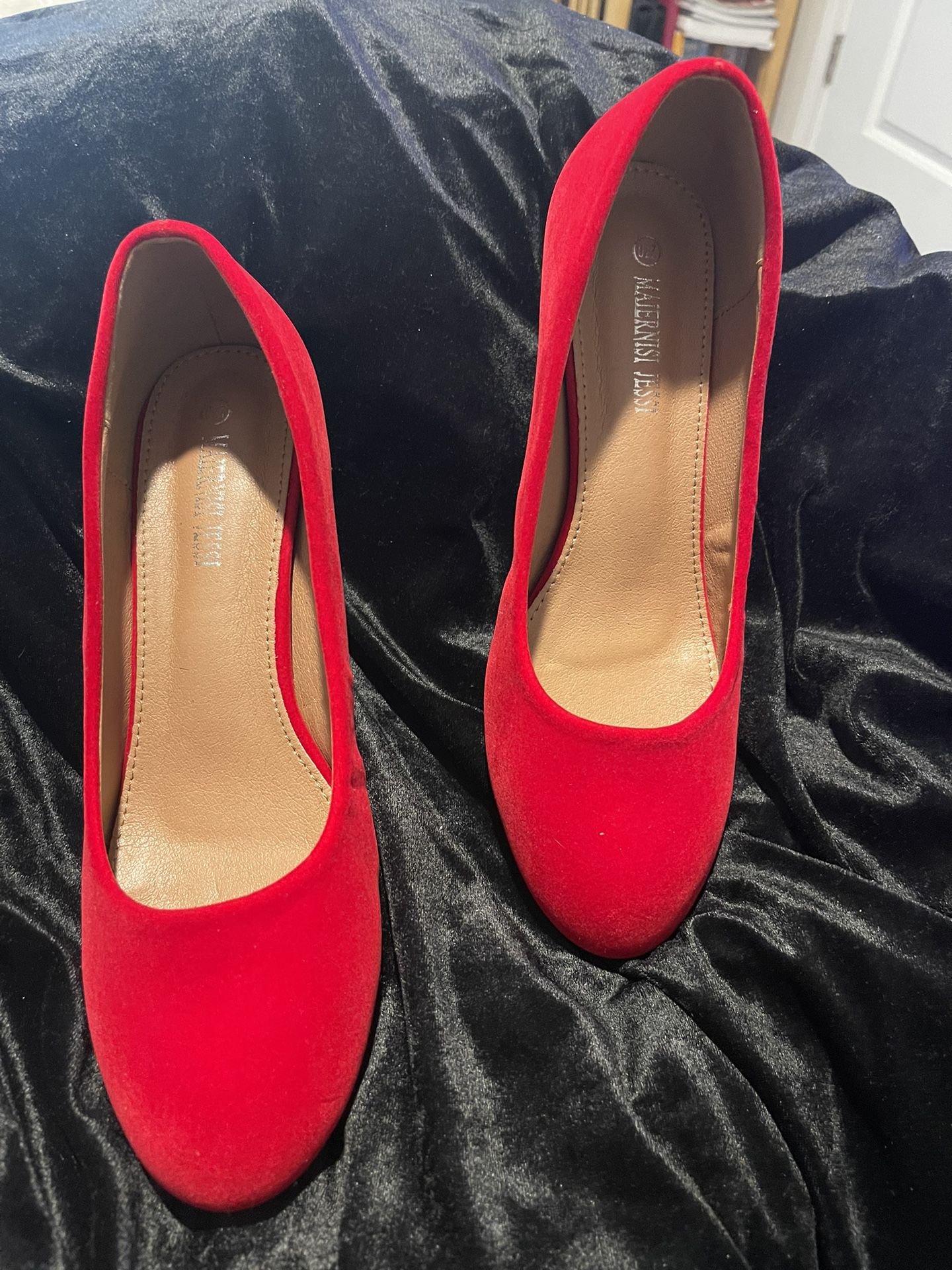 NWOT Maiernisi Jessi Size 9 Red suede Pumps