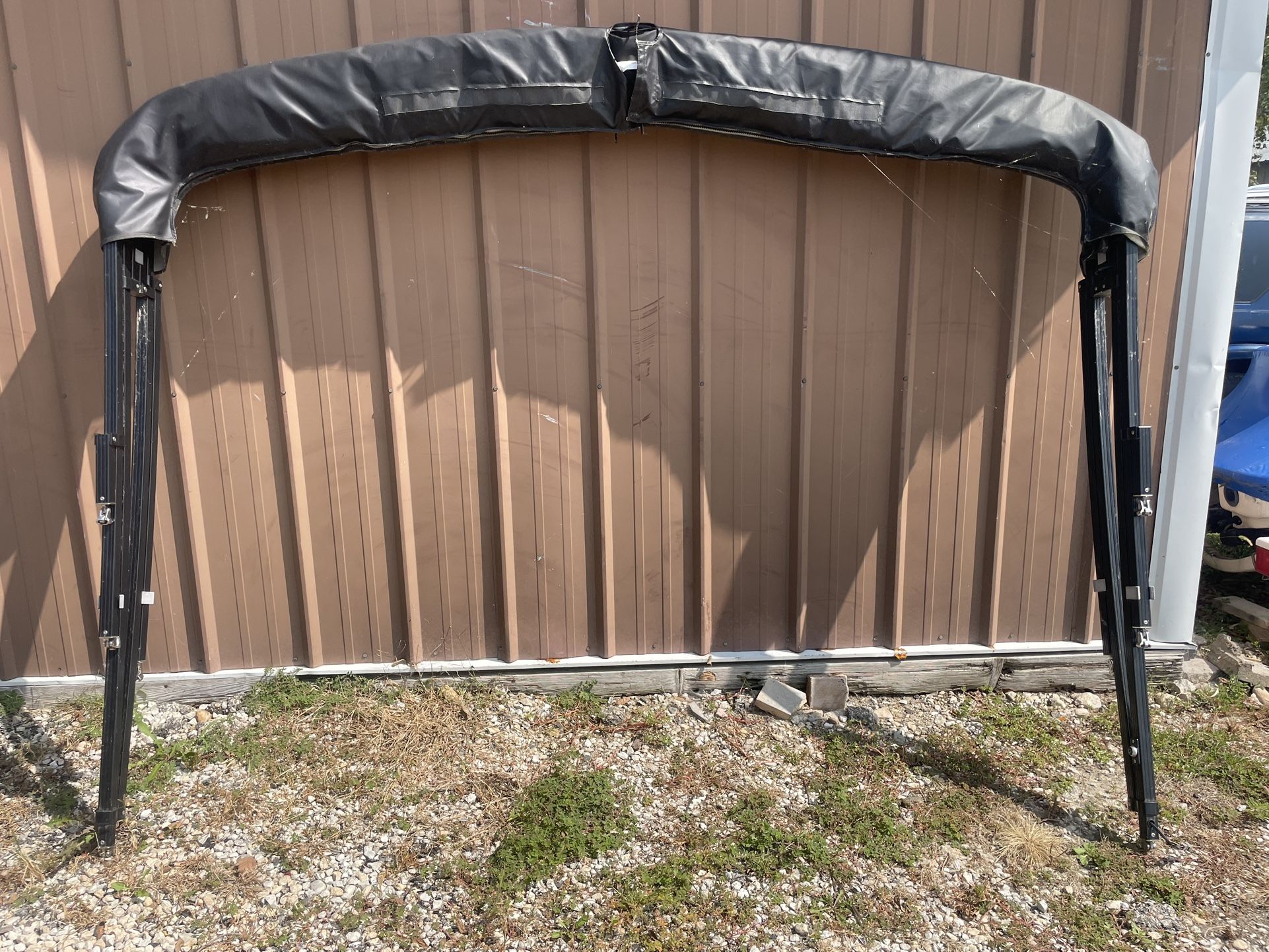 Black Top, Black Frame manitou Pontoon Bimini