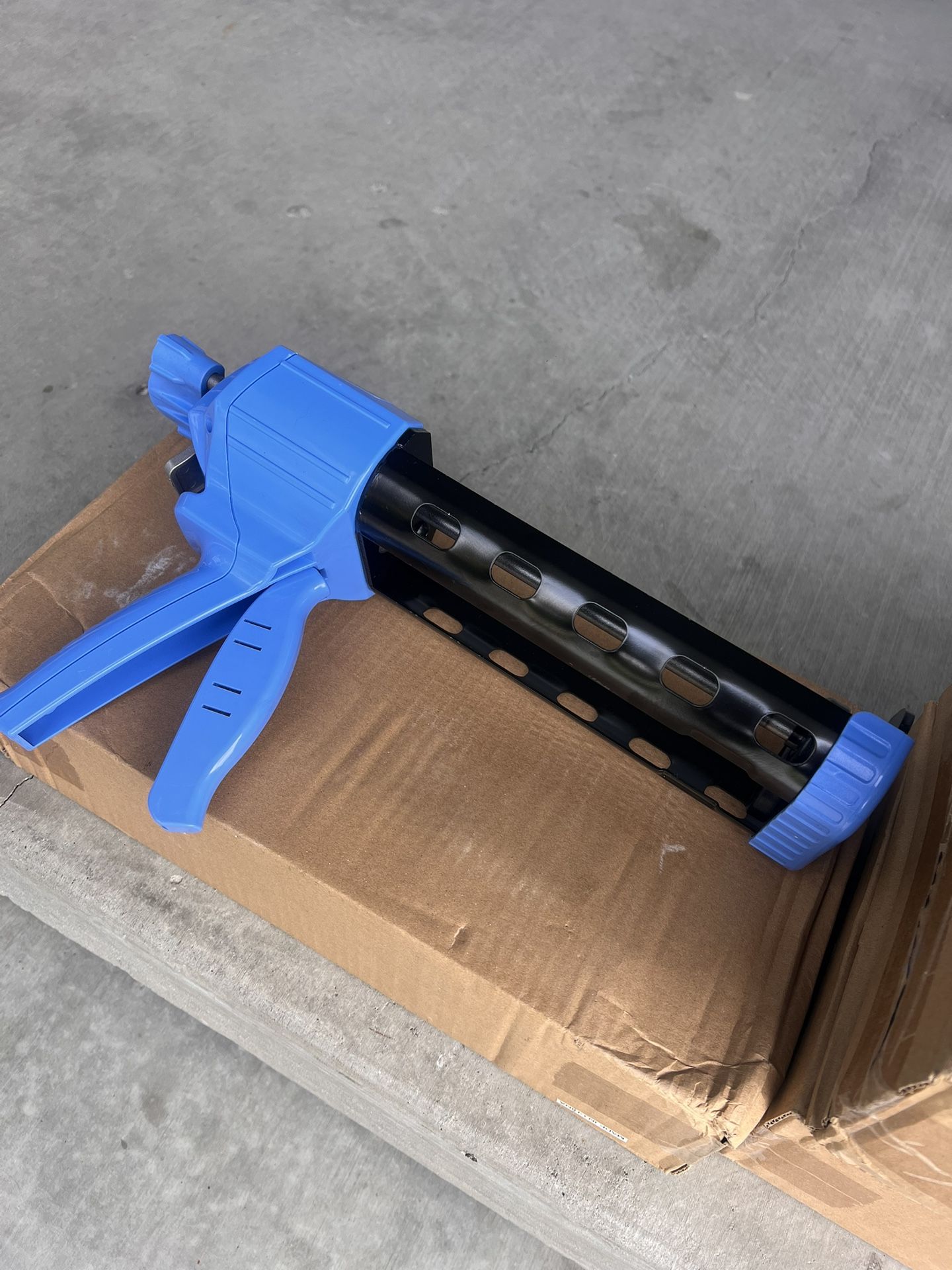 Brand New Dual Barrel Caulking Gun