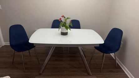 Modern extendable glass dining table