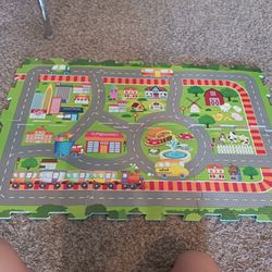 Clean Cute 6 puzzle play mat with case asking $20 cash must pick up Broadway and apache buckeye az