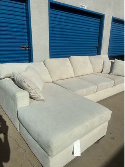 Living Spaces Beige Sectional Couch 🛻Delivery Available🛻