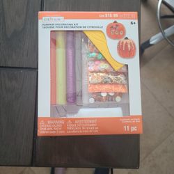 11 Piece Pumkin Decorating Kit 