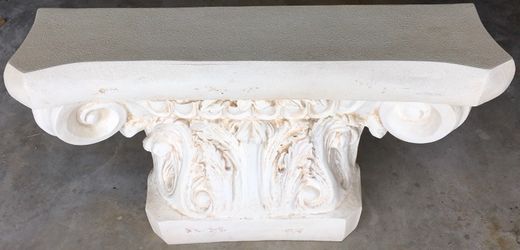 White Decorativa Pedestal