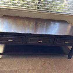 Coffee Table - 3 Drawers Great condition 