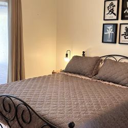 Queen Size Black Metal Bed Frame w/ Headboard & Footboard & Mattress LIKE NEW– Heavy Duty