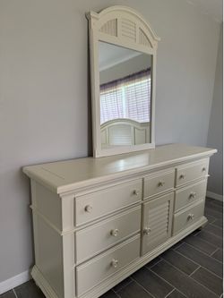 Classic Wood Cabinet with Mirror – Great Condition