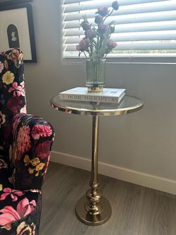 Gold & Chrome Mirrored Pedestal Accent Table – Glam Decor