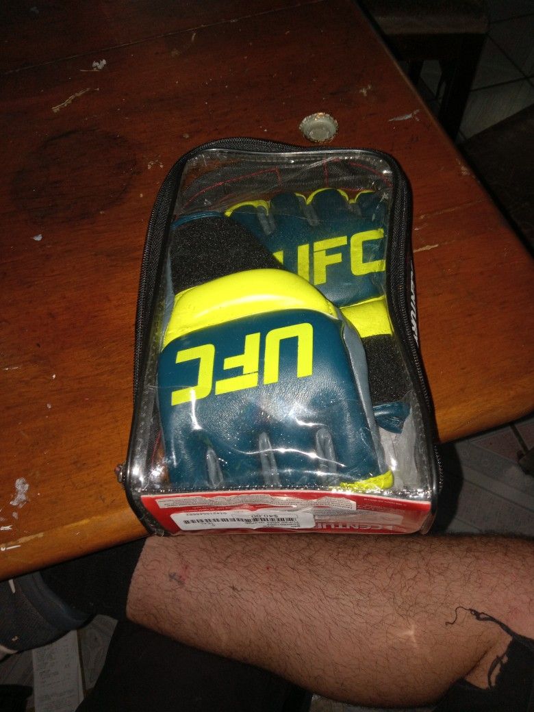 UFC MMA Gloves Small Unopened