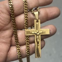 18k gold over stainless steel cross pendant and necklace‼️