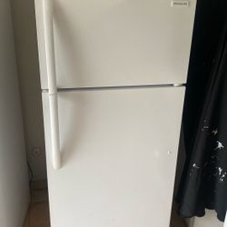 FRIGIDAIRE 28”W