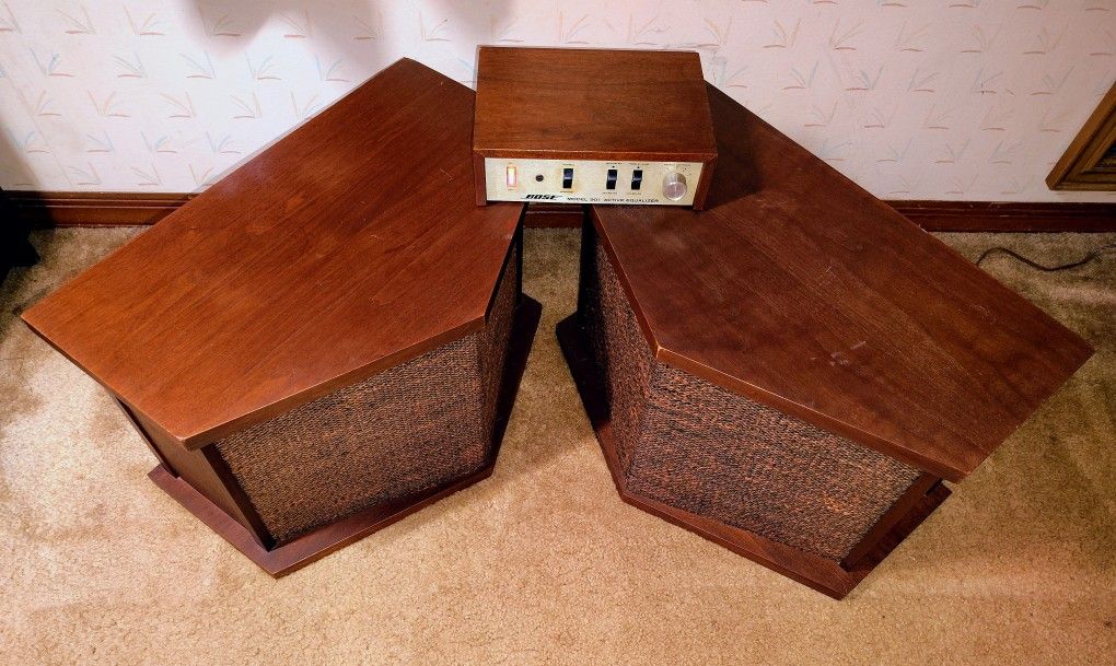 Pair of Vintage Bose 901 Speakers With Equalizer