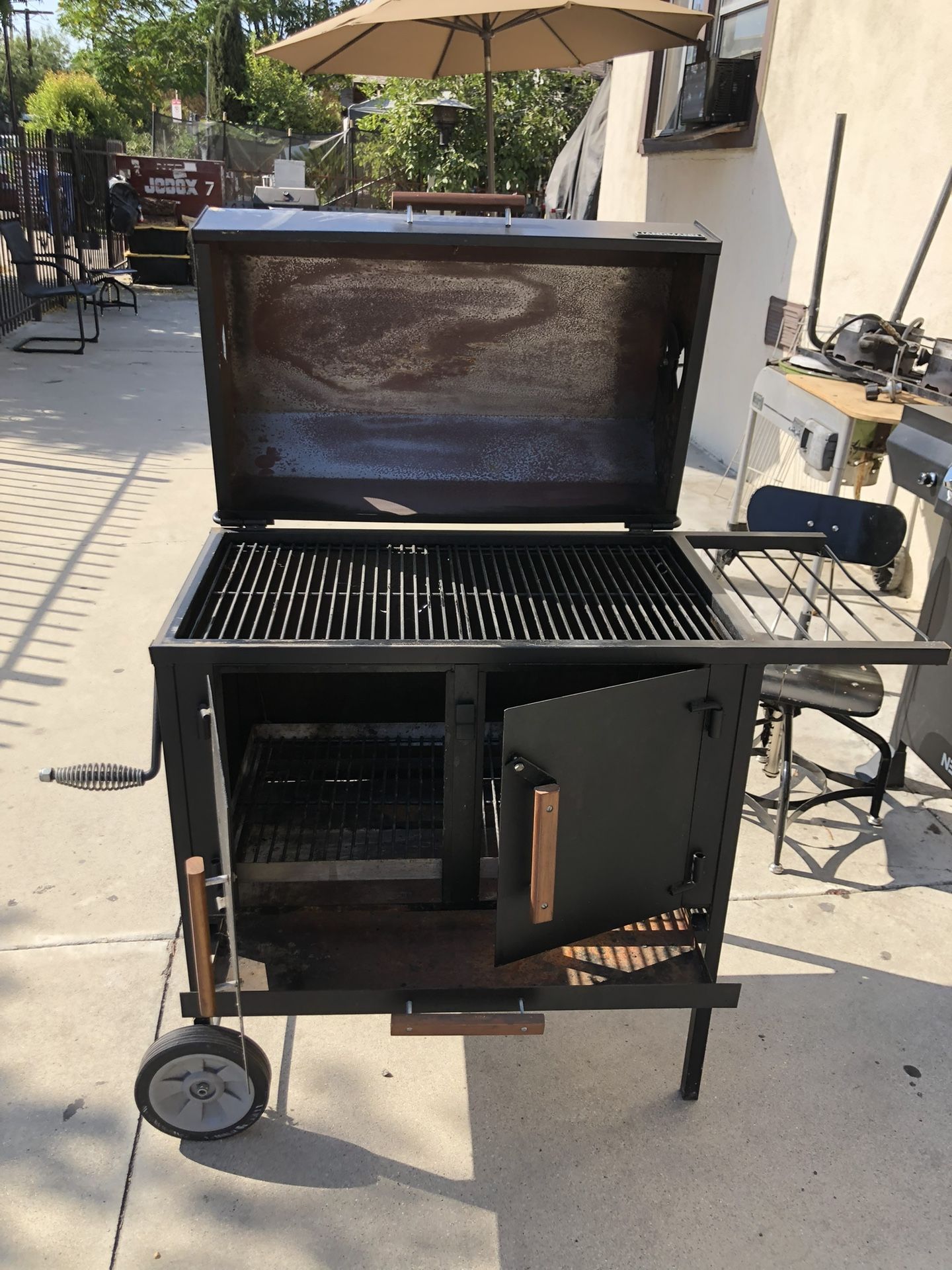 Asador Para Usarse Con Carbón. Grill And Smoker