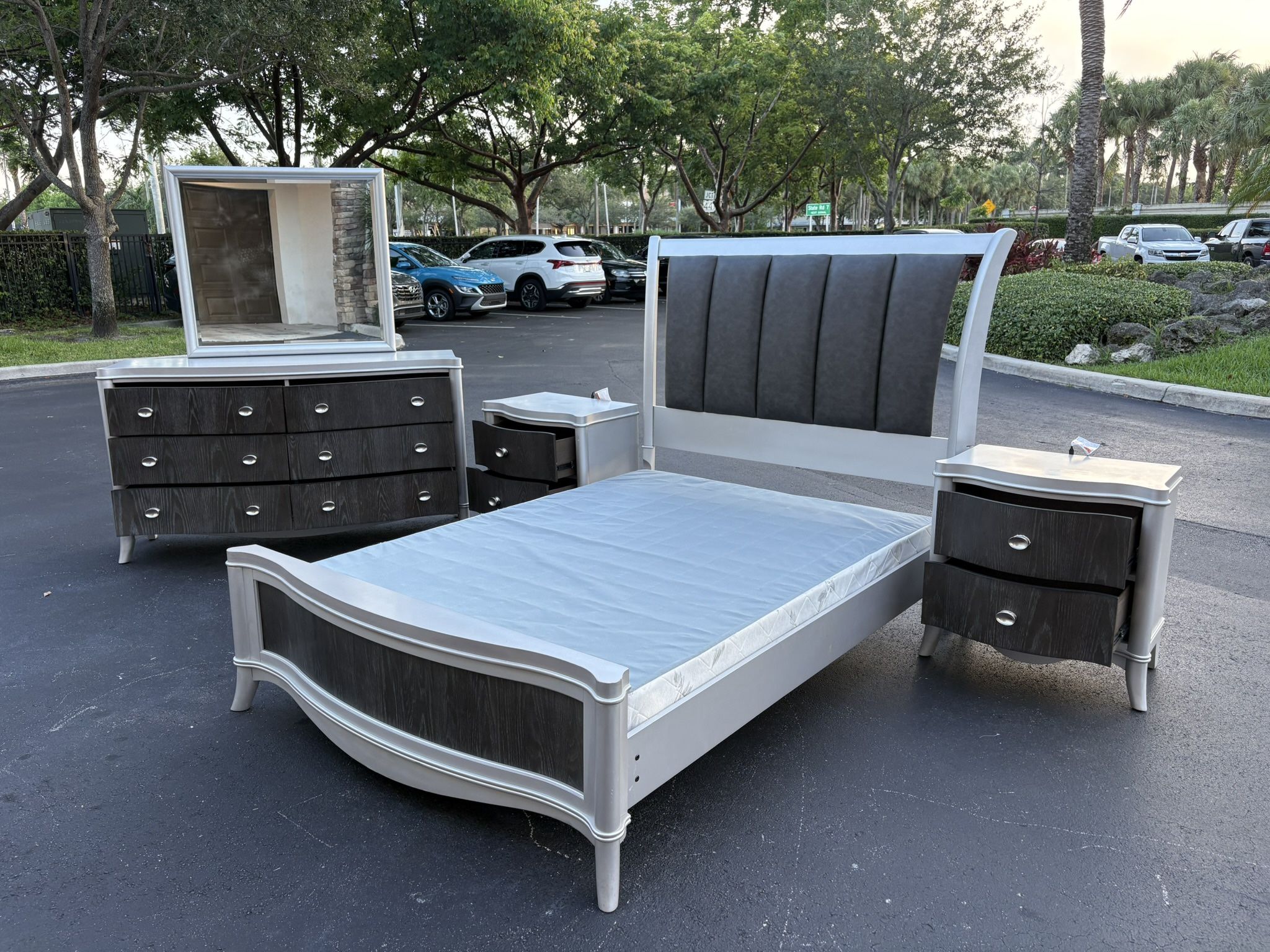 Beautiful Bedroom Set Queen Size Solid Wood Silver And Dark Brown Color In EXCELLENT Condition