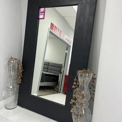 HUGE STANDING MIRROR ACCENT ON CLEARANCE NO HOLDS COME BY !!!!*** 