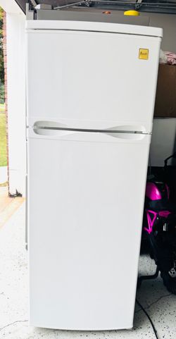 Avanti White Top-Freezer Refrigerator 2025 years