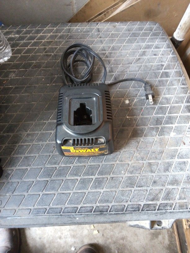 DeWalt DW9116 7.2V-18V 1-Hour NiCd Battery Charger.