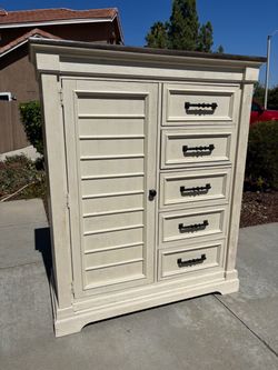 White Solid Wood Farmhouse Style Dresser Chest of Drawers Cabinet Furniture Great Condition