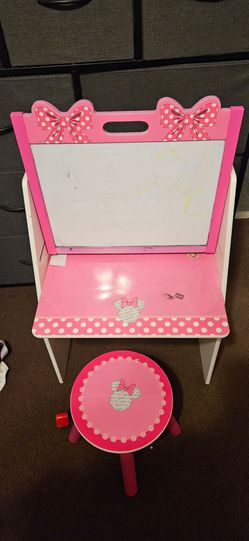 Minnie mouse art table