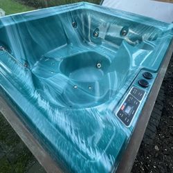 Hot Tub for 6 People - FREE