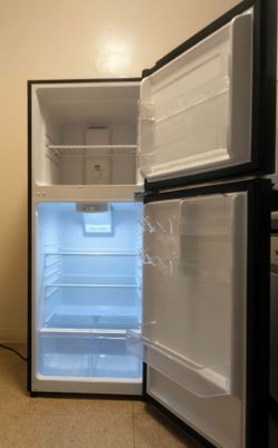 Full Size Fridge. Super Cool, Super Clean 10.1 cubic foot Magic Chef Refrigerator