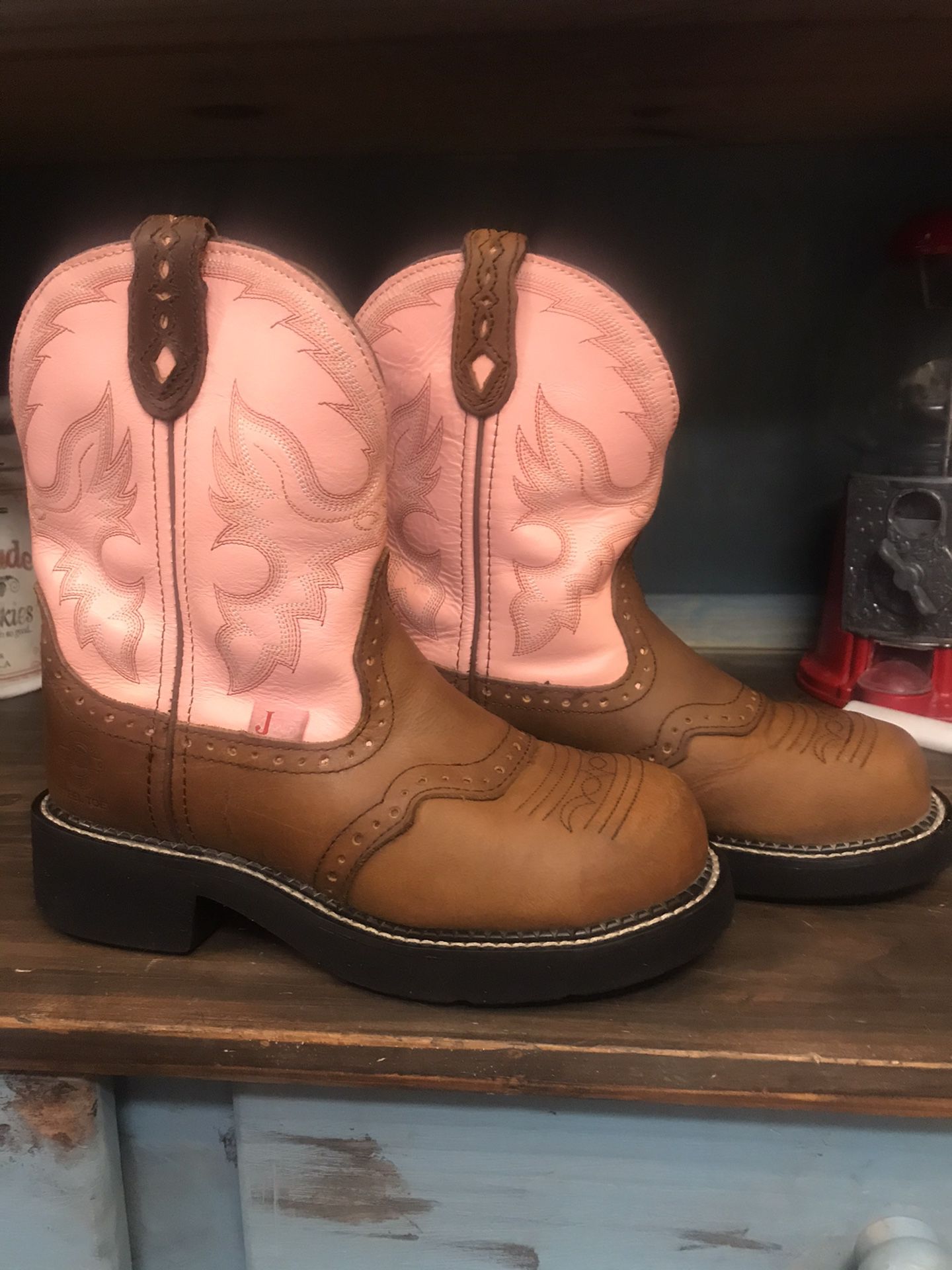 Girls size 6.5 Justin boots