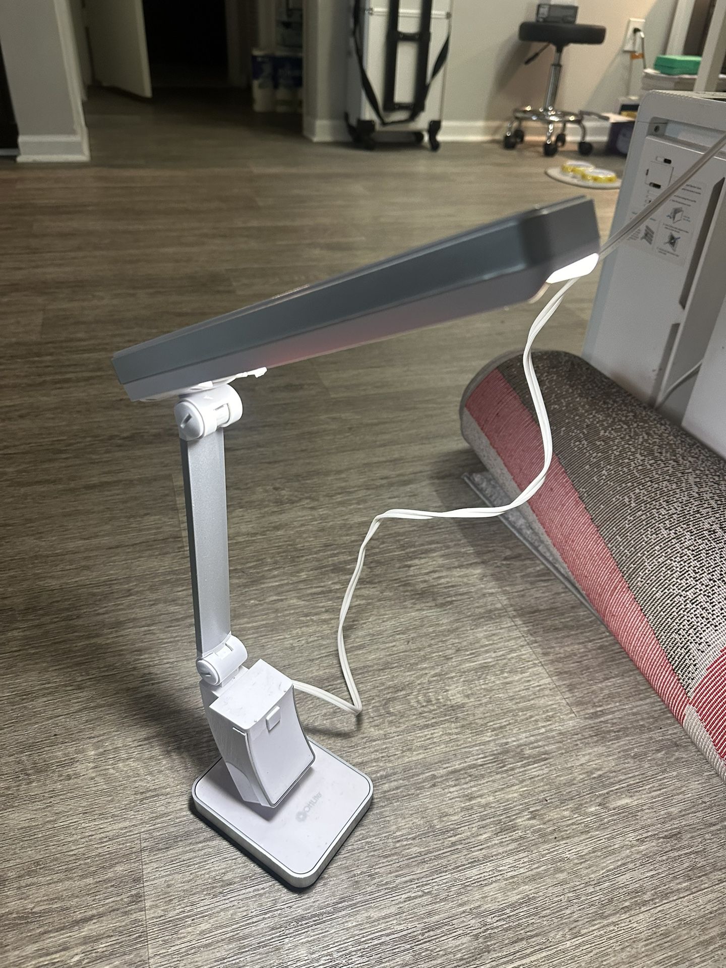Adjustable desk light