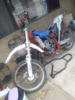 Dirt bike Yamaha 250 YZF 2004 with pink slip