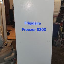   Frigidaire Upright Freezer. Congelador 